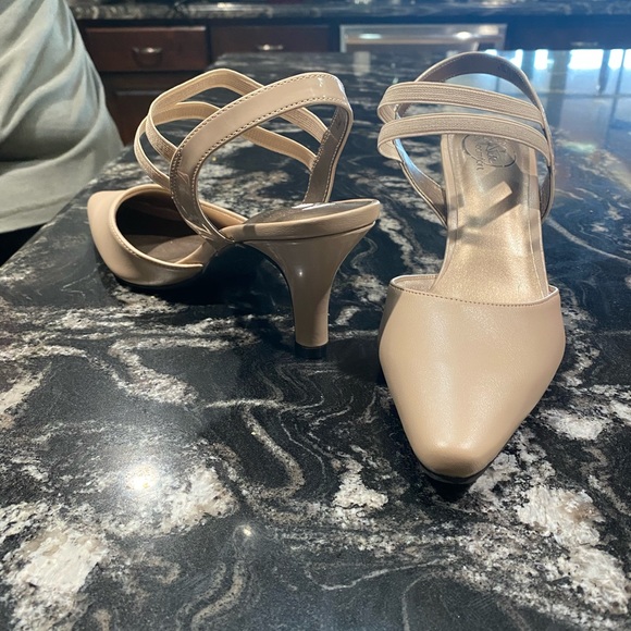 Women’s heels size 8.5 - Picture 3 of 5